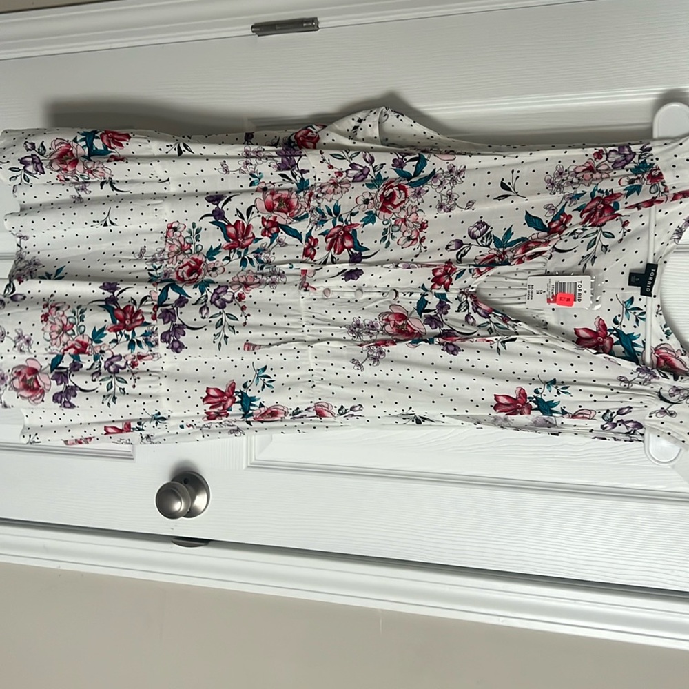 Torrid, size 5 (28), sleeveless, vneck. NWT